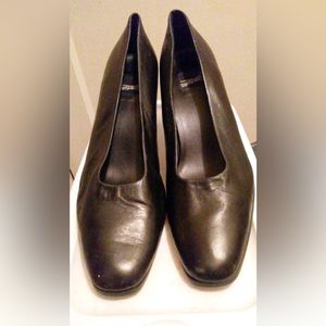 Black high-heeled pumps